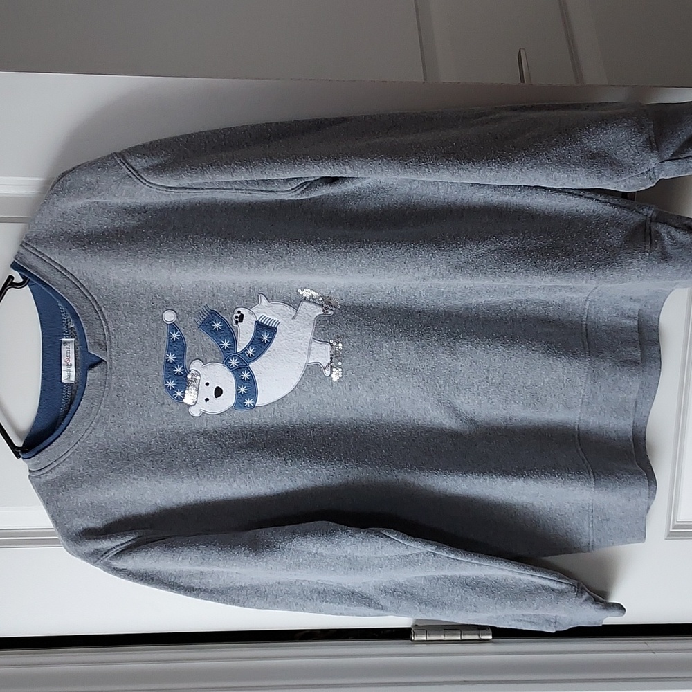 Hastings & Smith long sleeve sweatshirt grey with adorable bear skiing